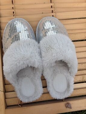 Auden Silver Sequin Slide Slippers with Light Gray Faux Fur Size 7/8
